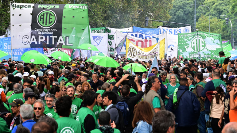Marcha de jubilados: con gremios de la CGT se movilizaron al Congreso en la previa del paro general